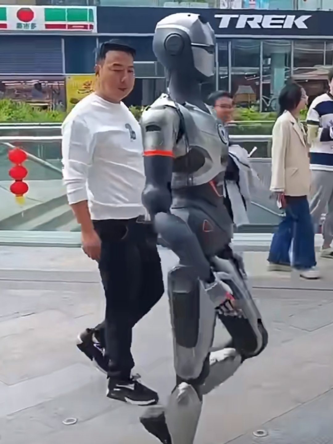 机器人跑半马 爬坡过坎拐14个弯