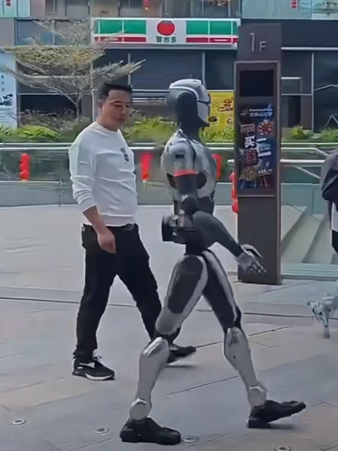 机器人跑半马 爬坡过坎拐14个弯