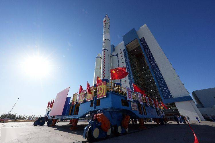神舟二十号计划近日择机实施发射 船箭组合体转运至发射区