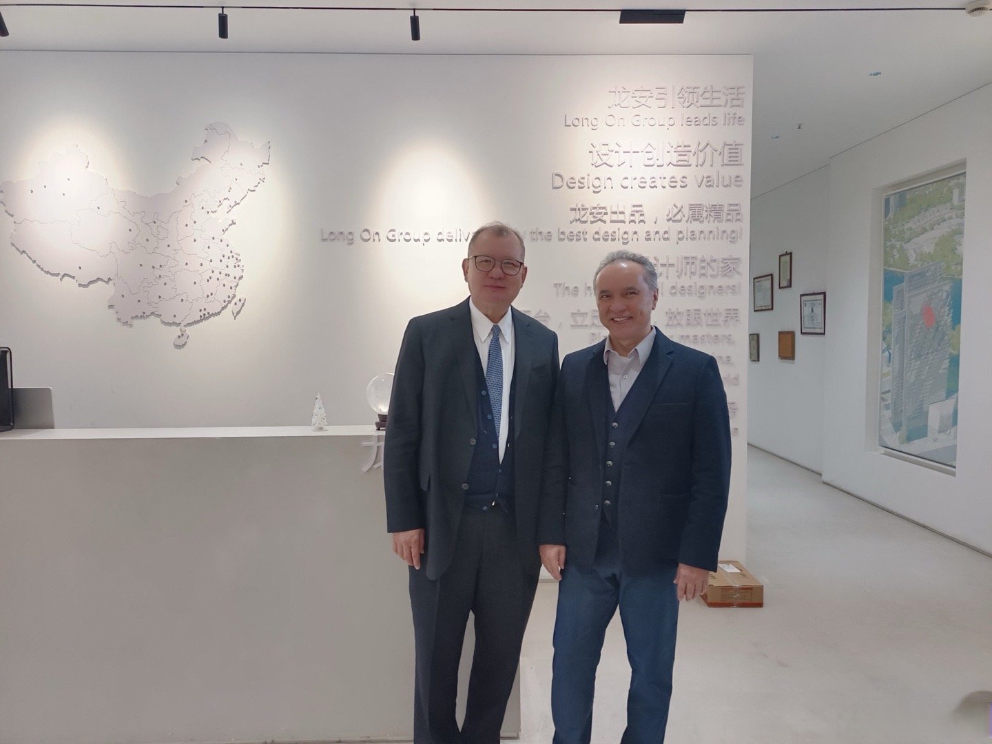 吕瑞浩公参同中非发展基金埃塞代表处代表进行工作交流