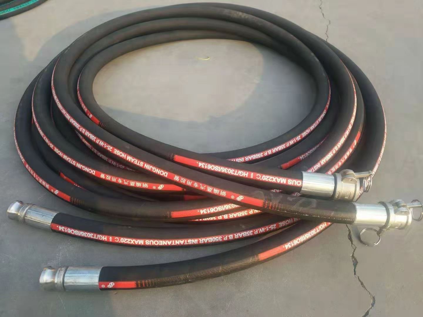 丰茂股份获得发明专利授权：“一种缠布胶管缠布设备”