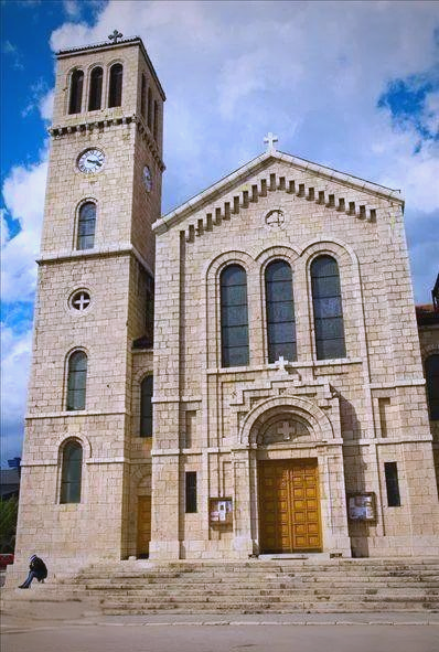 波黑塞族共和国3月份平均净工资为1476马克，同比实际增长2.5%