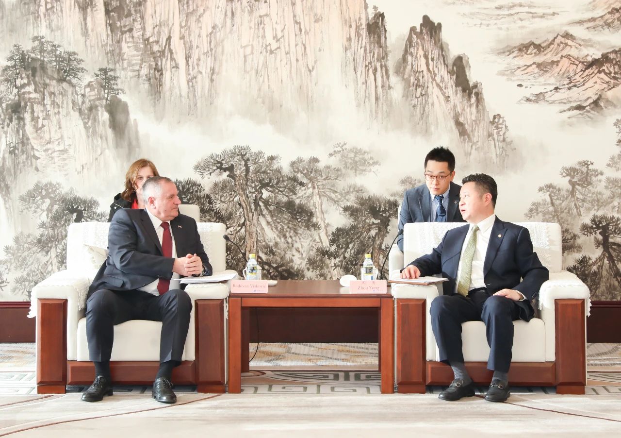 波黑塞族共和国3月份平均净工资为1476马克，同比实际增长2.5%