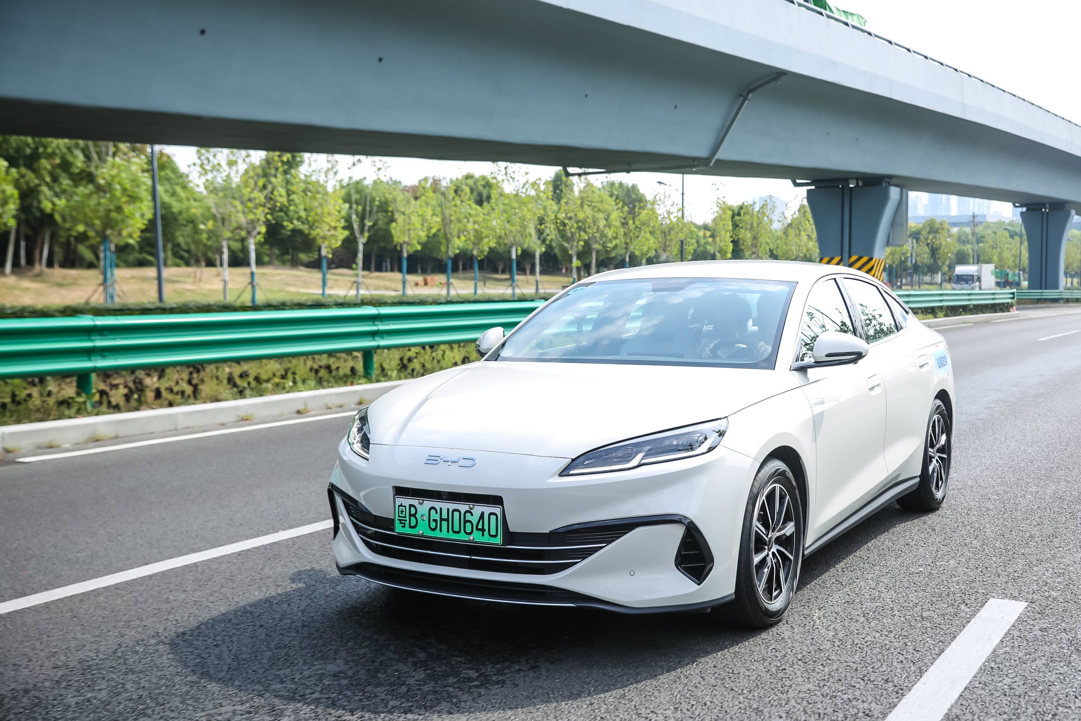 比亚迪获得实用新型专利授权：“微通道扁管、微通道换热器、热管理系统及车辆”