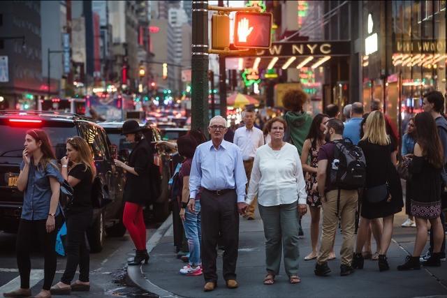 美国人纷纷涌向低价商品卖场
