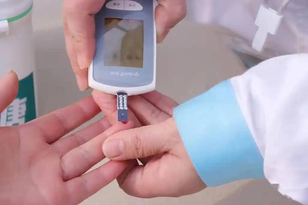 新型可穿戴设备能实时监测体内血糖和药物浓度