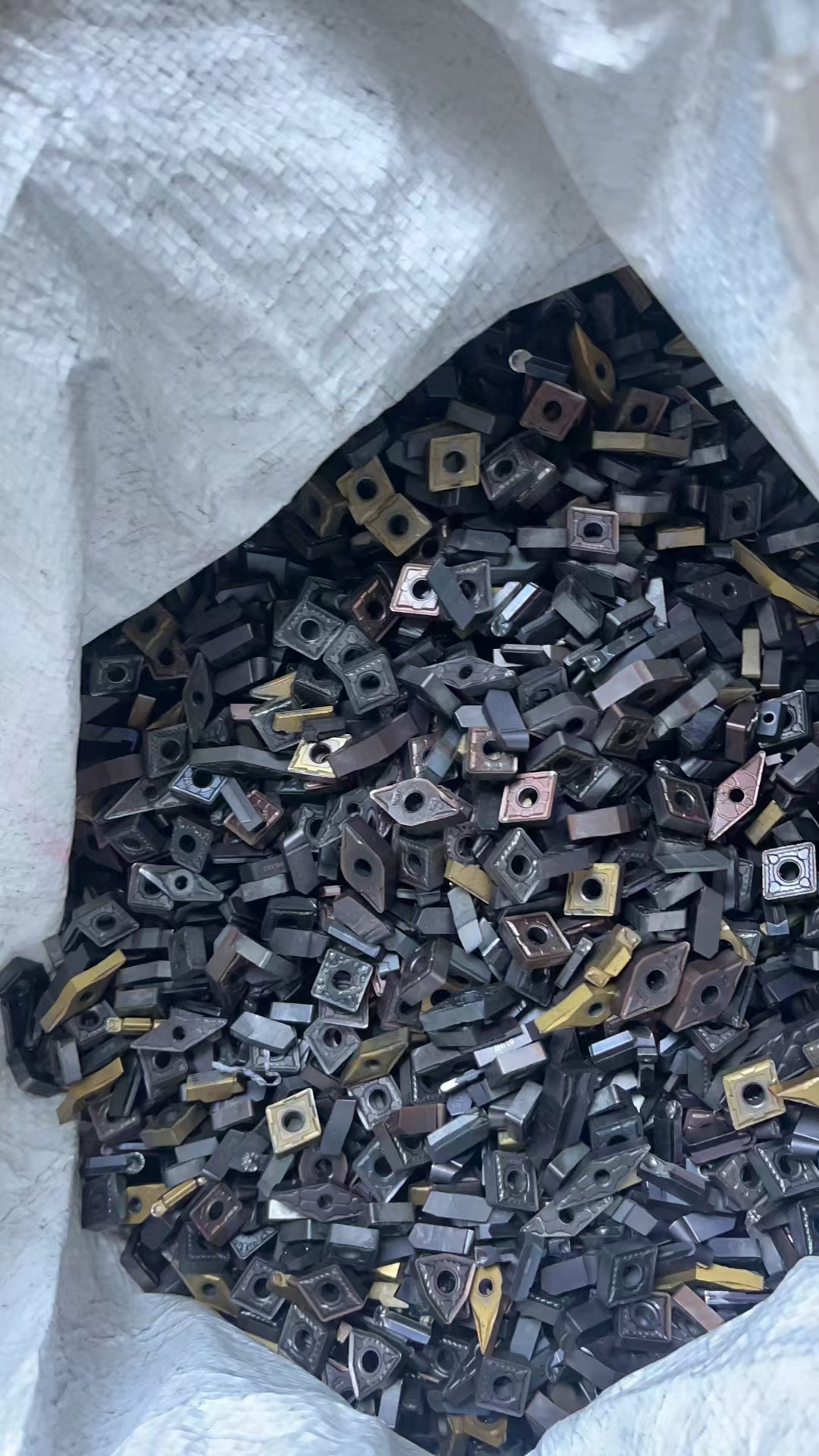 鼎泰高科：公司与钨相关的原料为钨钢棒料