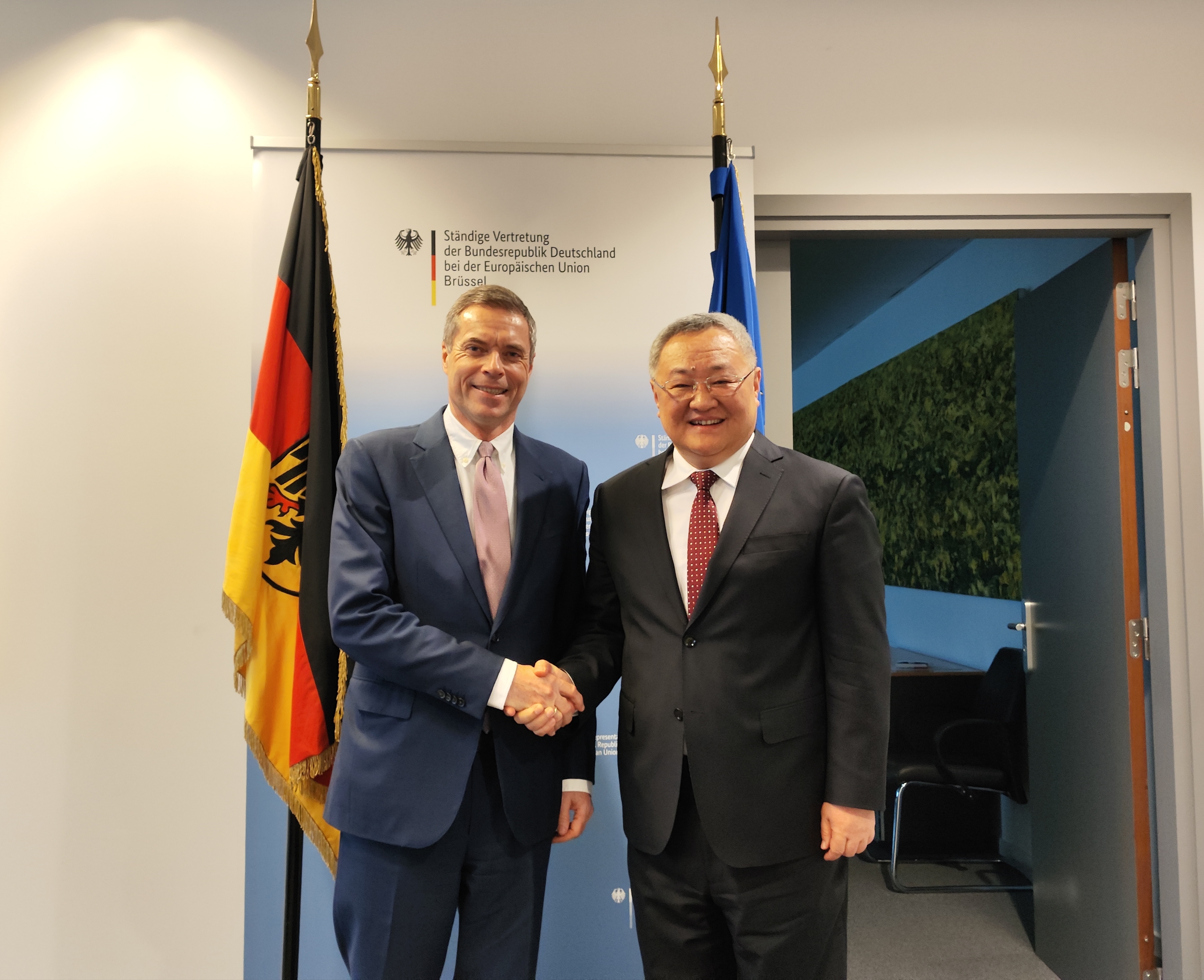 驻非盟使团团长蒋烽大使会见中石油非洲公司总经理卢江波