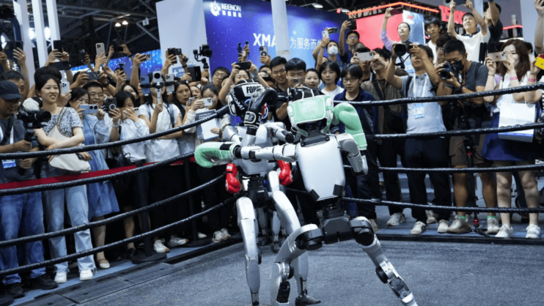 全球首创“一脑多态”架构跨场景集群作业人形机器人发布