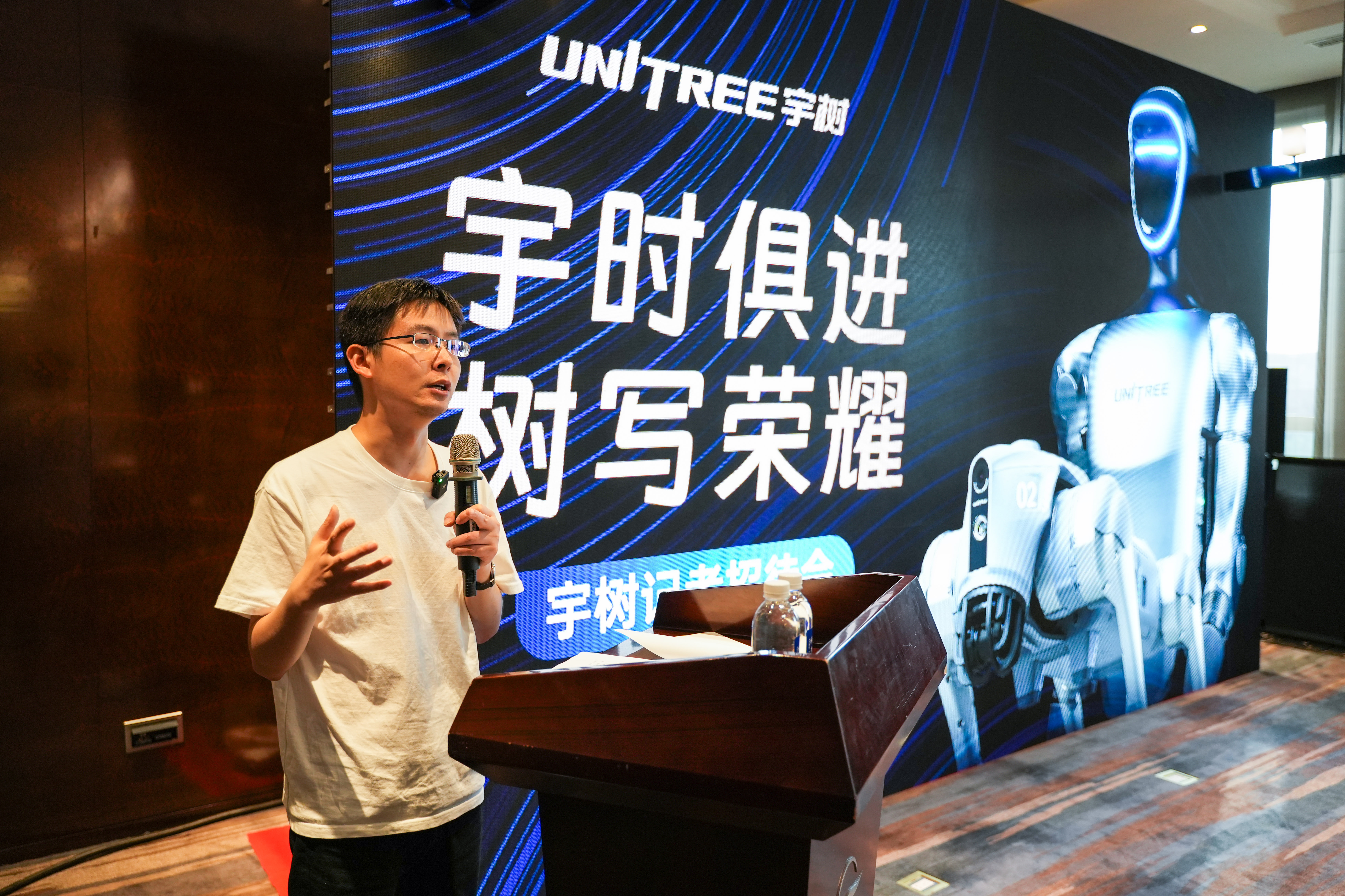 朗科智能：公司间接持有宇树科技约0.0437%的股份