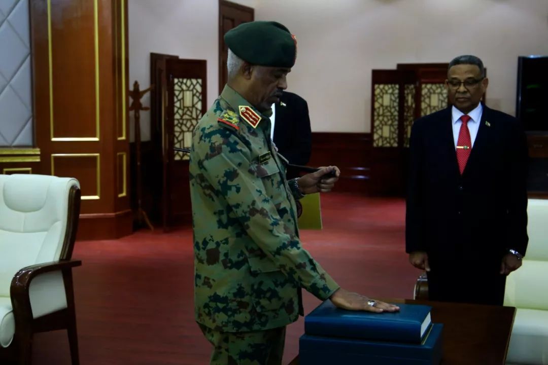 苏丹新政府8位部长宣誓就职