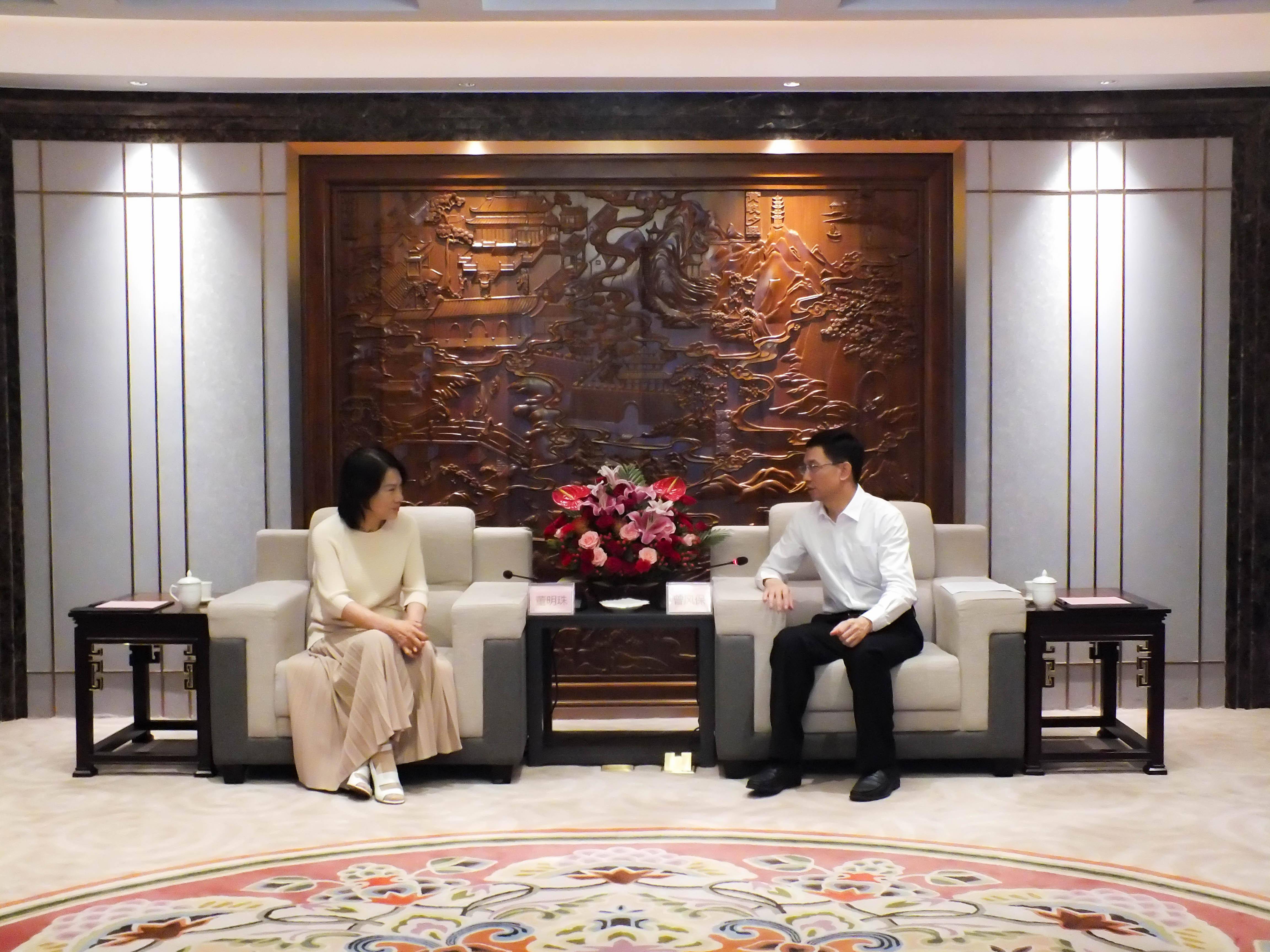 高文棋大使考察在卢中资企业