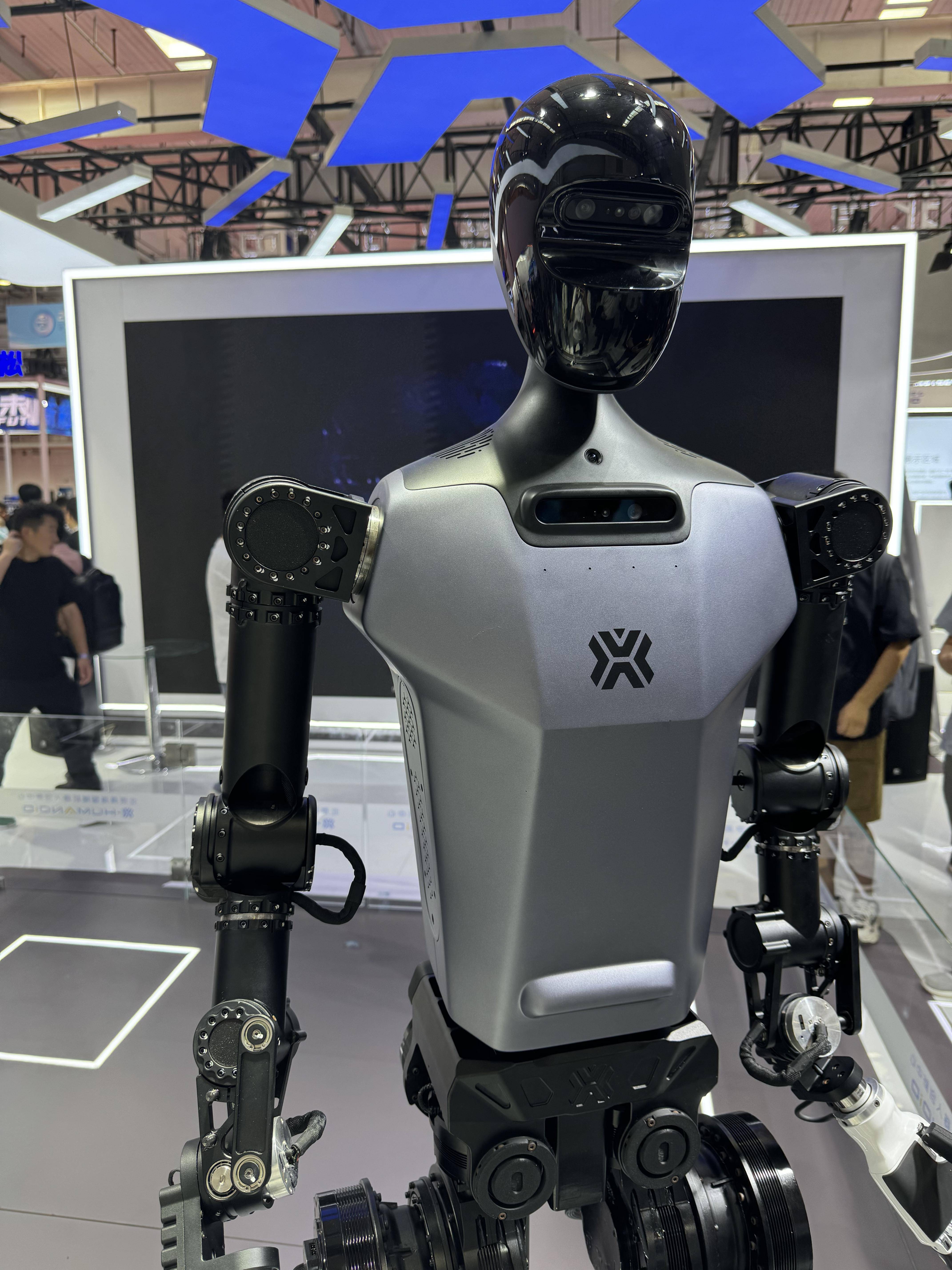 新华视点｜人形机器人：从“跑起来”到“用得上”还要多久？