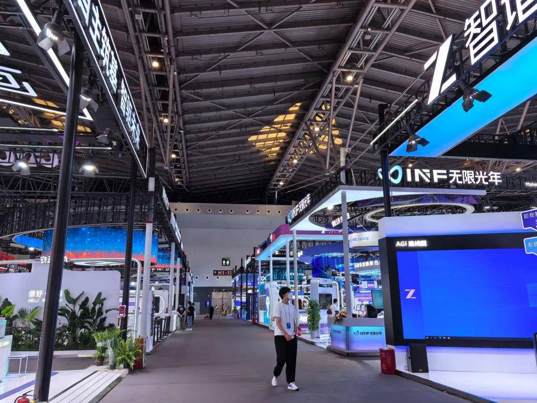 从“循规蹈矩”到“眼明手快”——2025世界机器人大会解码工业机器人跃迁