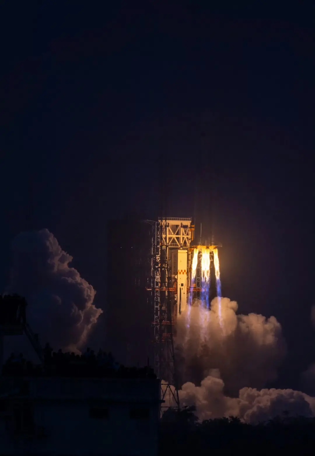 我国新一代载人运载火箭长征十号首次系留点火试验取得圆满成功