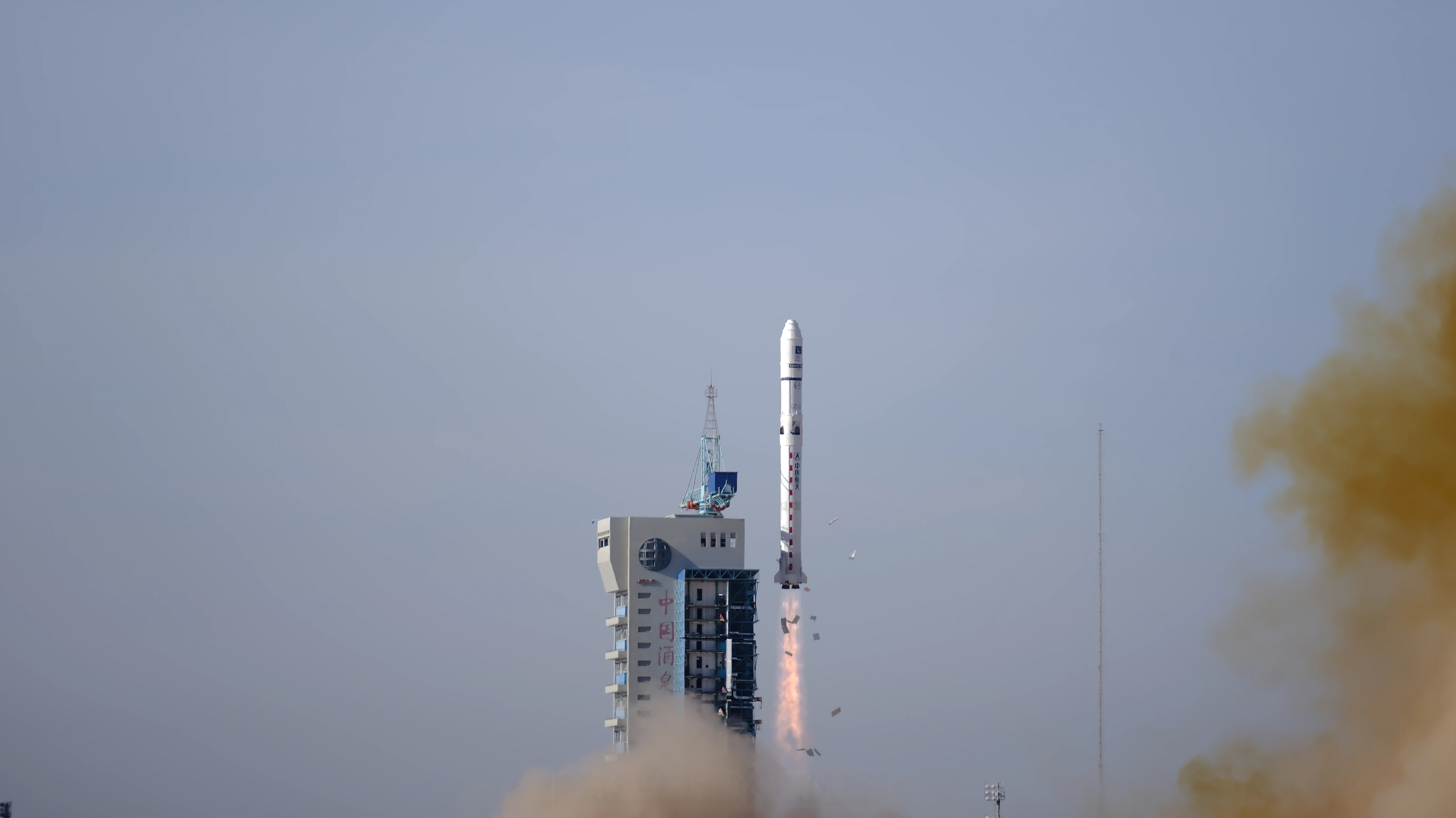 我国新一代载人运载火箭长征十号首次系留点火试验取得圆满成功