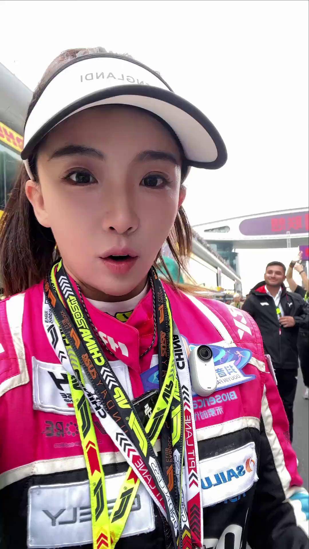 90后女车手铁豆抖音“开麦”：把好人生方向盘，活出硬核自我