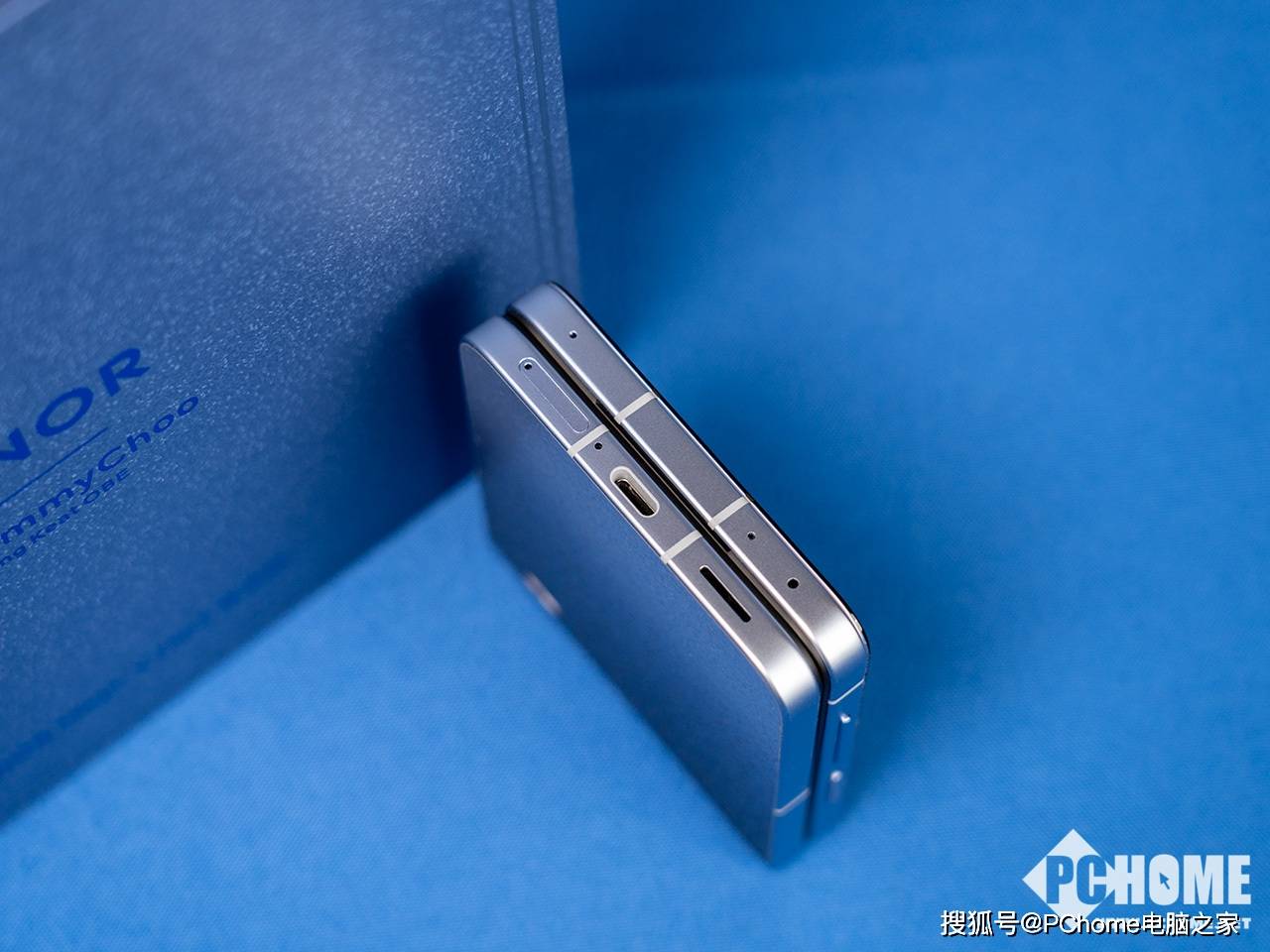 小高定 大自拍 荣耀Magic V Flip2正式发布 5499元起