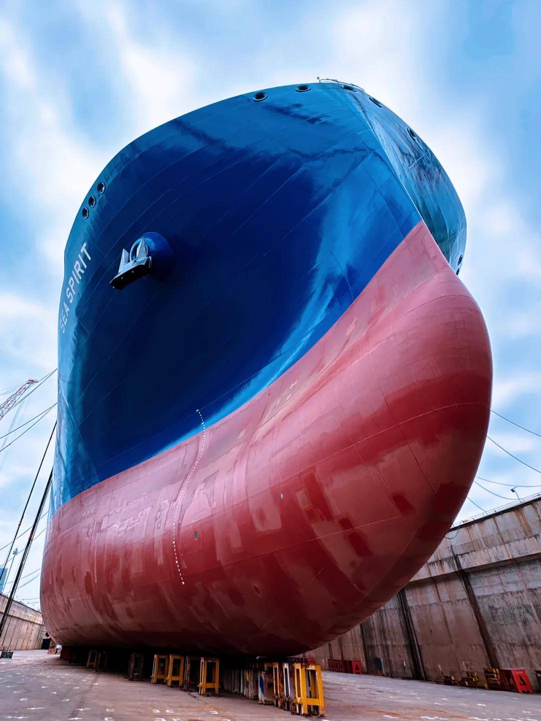 同舱容“姊妹船”同日突破 我国自研两艘亚洲超大型耙吸挖泥船成功下水