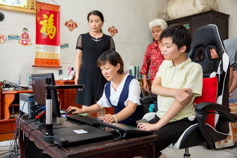 资助货运从业人员子女求学，88名学子获得货拉拉“前橙计划”奖学金