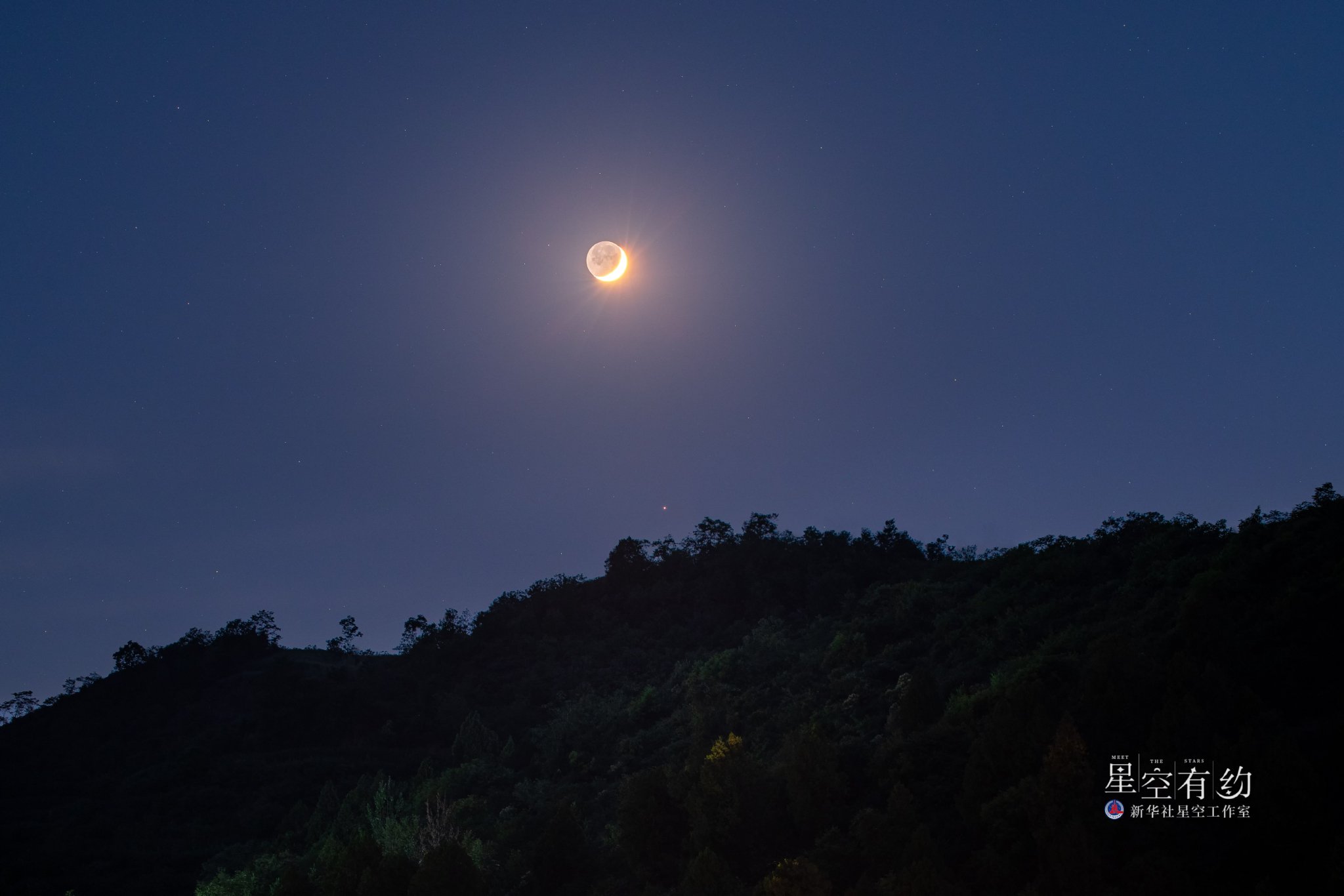 19、20日凌晨，上演“双星伴月”