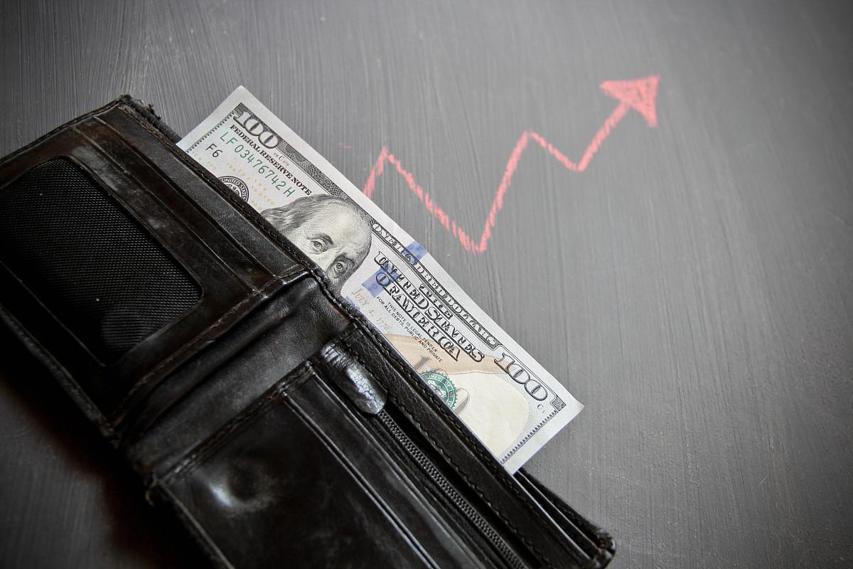 报告称美国消费者正感受到通货膨胀和利率的压力