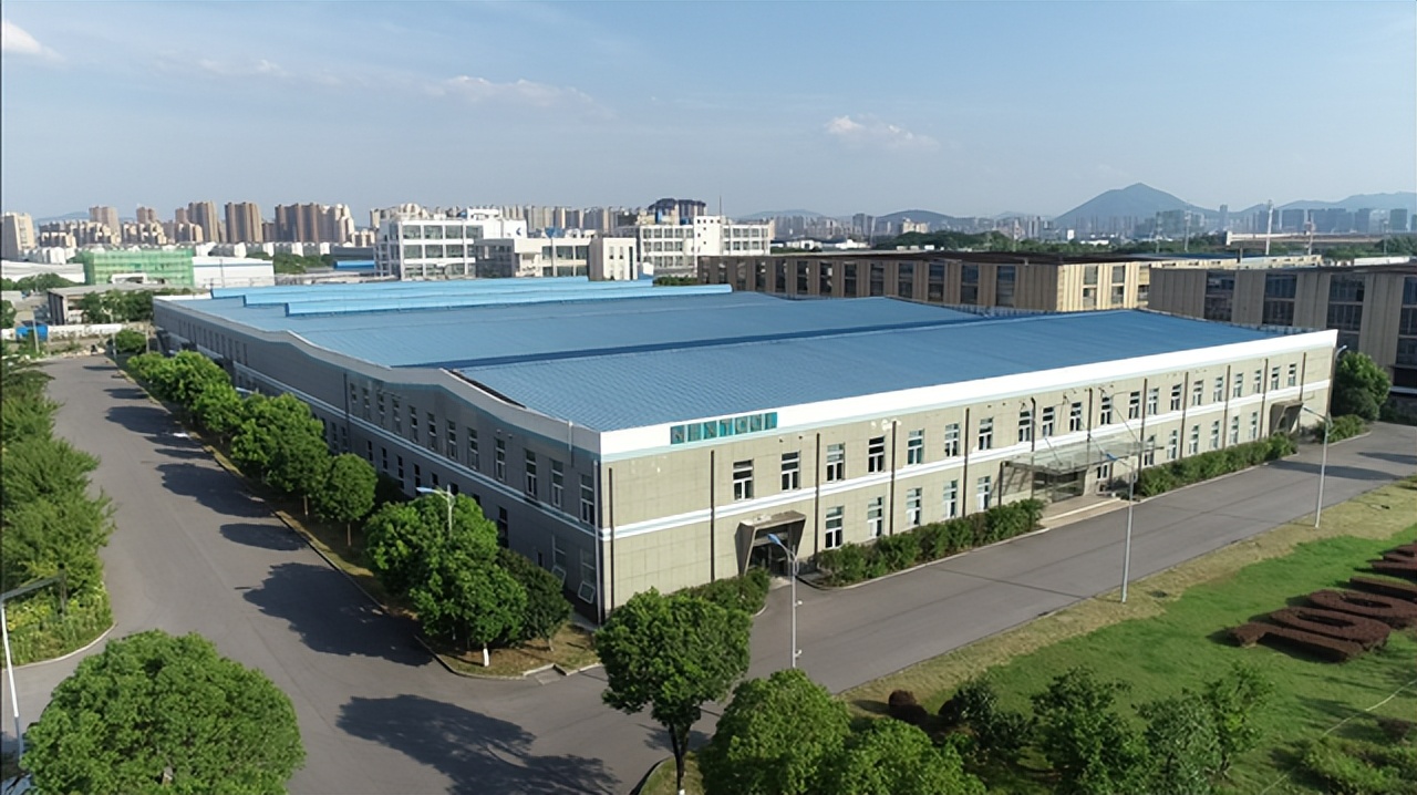 耐科装备2024年净利6402万增长22%：董秘黄戎薪酬49.9万涨薪1400元