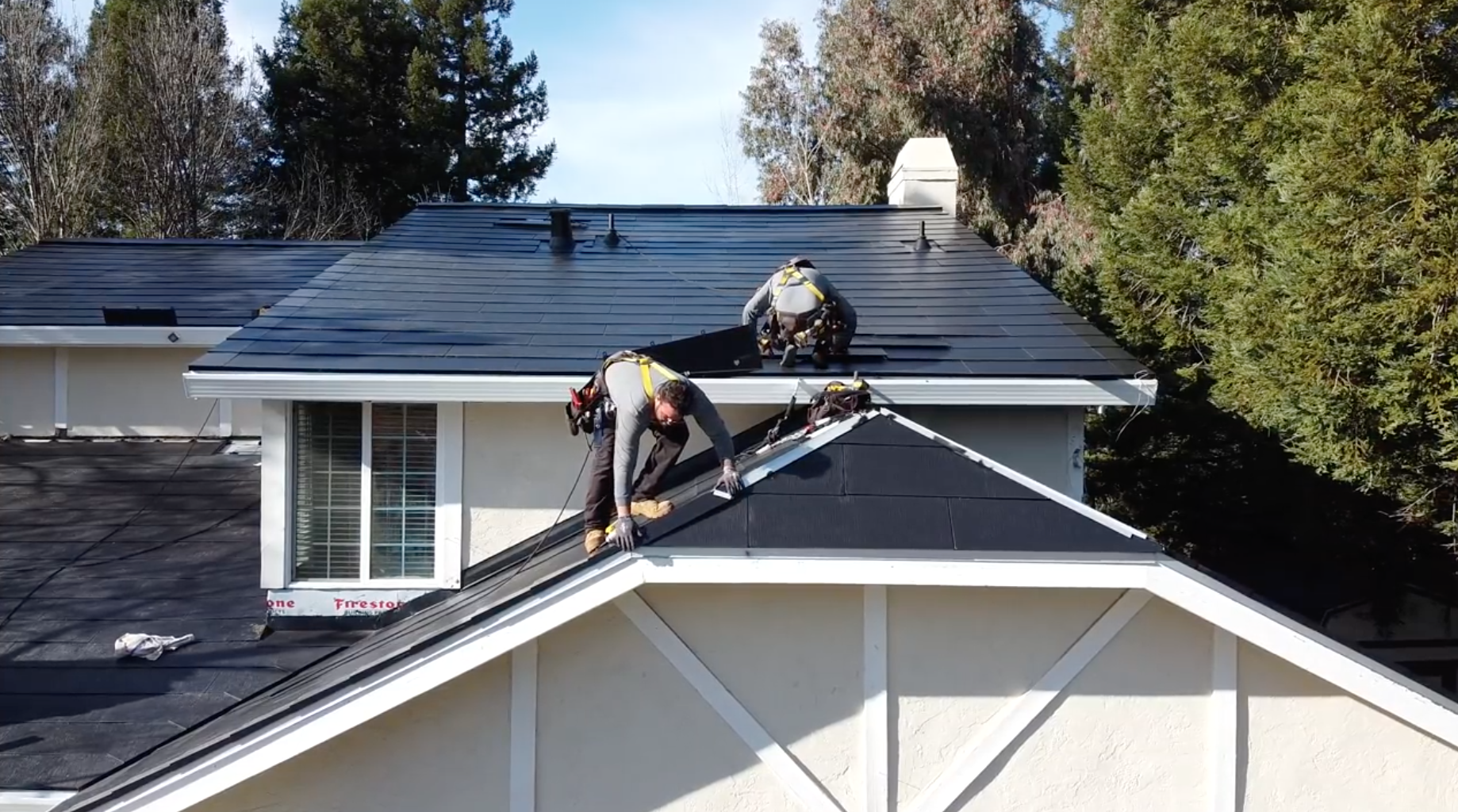 亚玛顿：公司作为特斯拉合格供应商有提供太阳能瓦片及储能相关产品