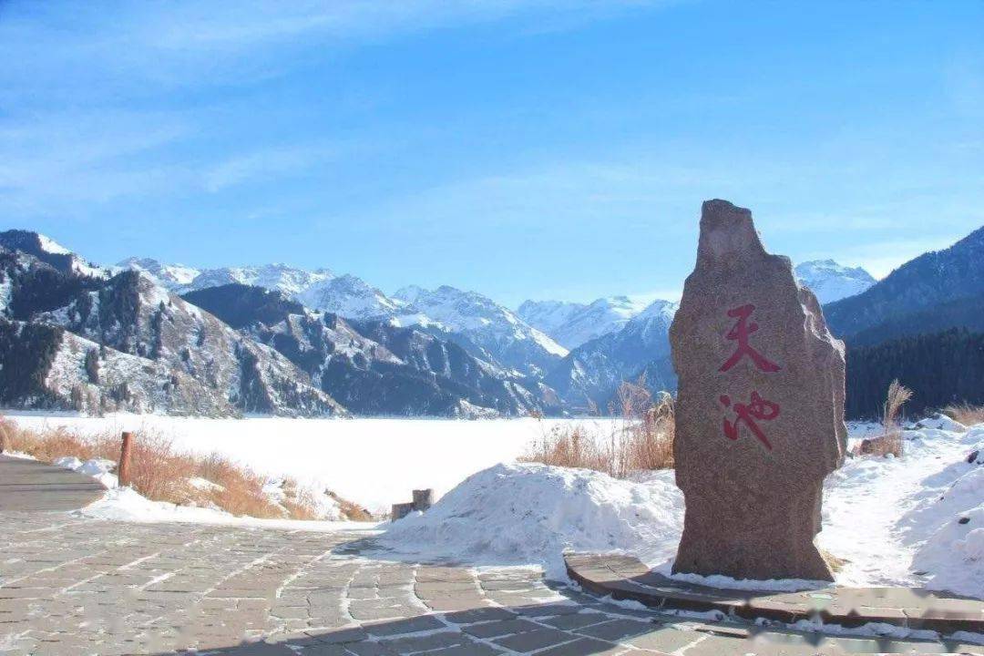 西域旅游：天山天池冬季冰雪娱乐项目包括冰上龙舟赛、滑雪圈等