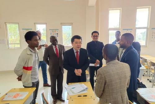 驻安哥拉大使张斌出席安哥拉内图大学中资企业招聘会开幕式