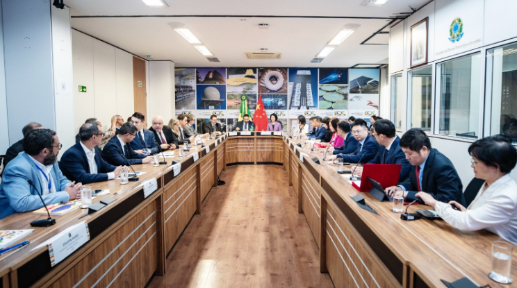 吕瑞浩公参同非洲疾控中心幕僚长巴尔德进行工作交流