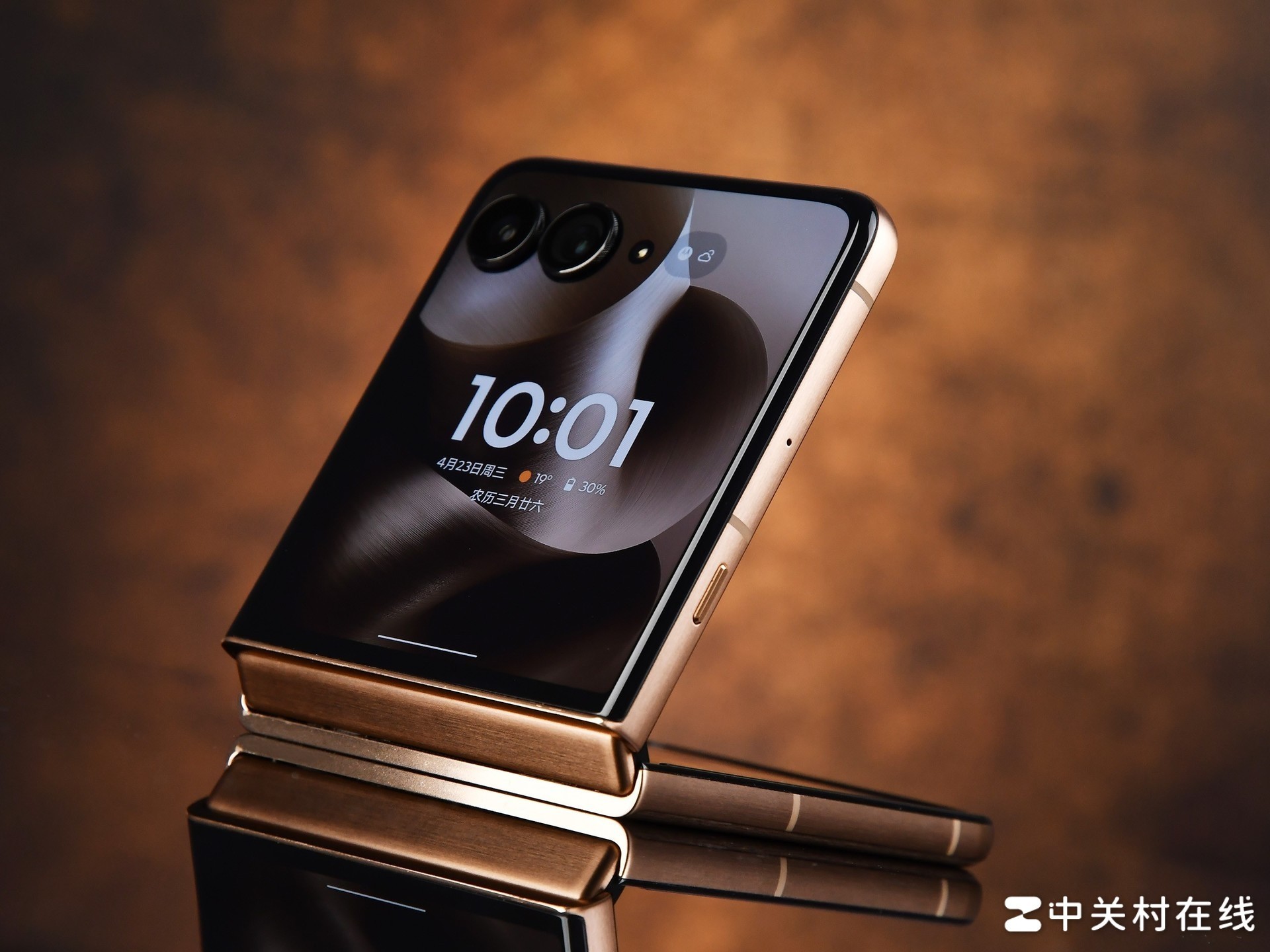 升级天禧AI一体多端，发布联想moto X70 Air AI手机