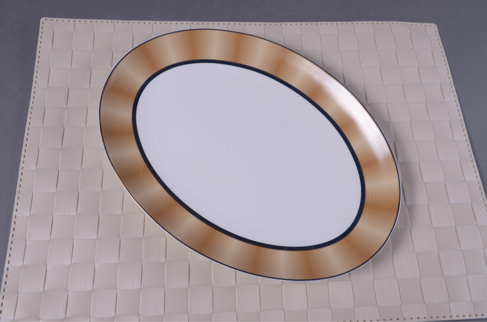 华瓷股份获得外观设计专利授权：“餐具套件（宁静）”