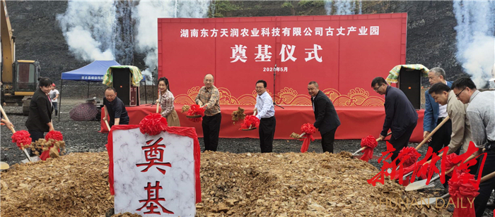 天润科技：11月19日高管张尔严、弓龙社减持股份合计2.49万股