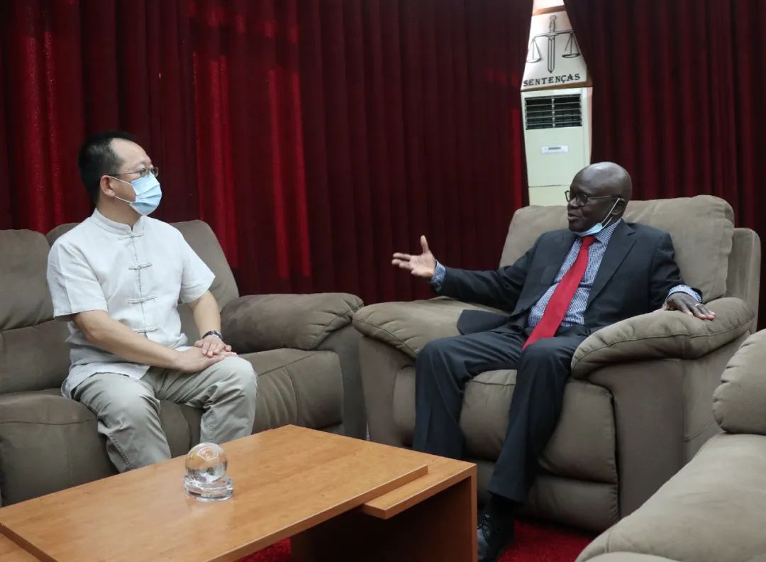 驻几内亚比绍大使杨仁火同几比总统恩巴洛共同出席援几比安检设备交接仪式