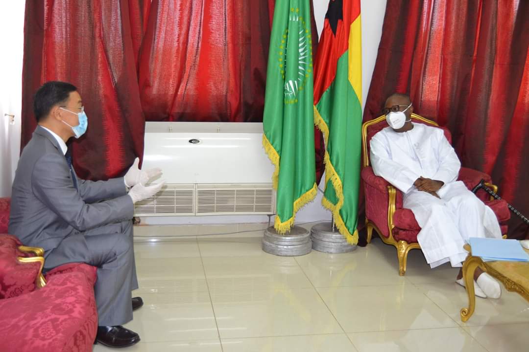 驻几内亚比绍大使杨仁火同几比总统恩巴洛共同出席援几比安检设备交接仪式