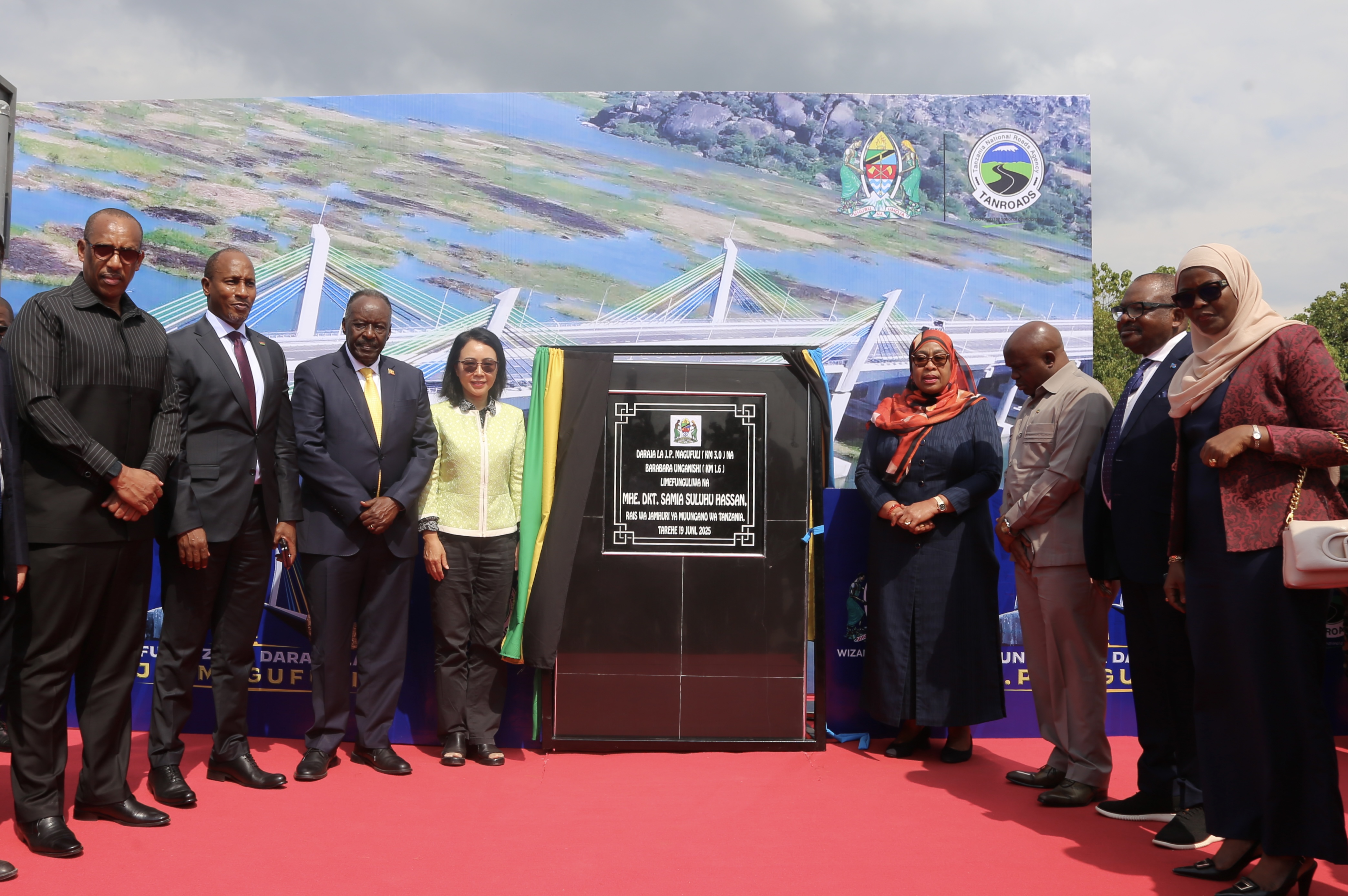 【财闻联播】高市早苗就自民党支部违规收受捐款道歉！沙特：拟建2000米世界第一高塔