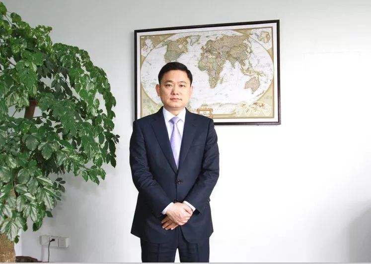 万朗磁塑续聘张小梅为董秘：2024年薪酬42.8万 上一任期公司市值增加9.79亿