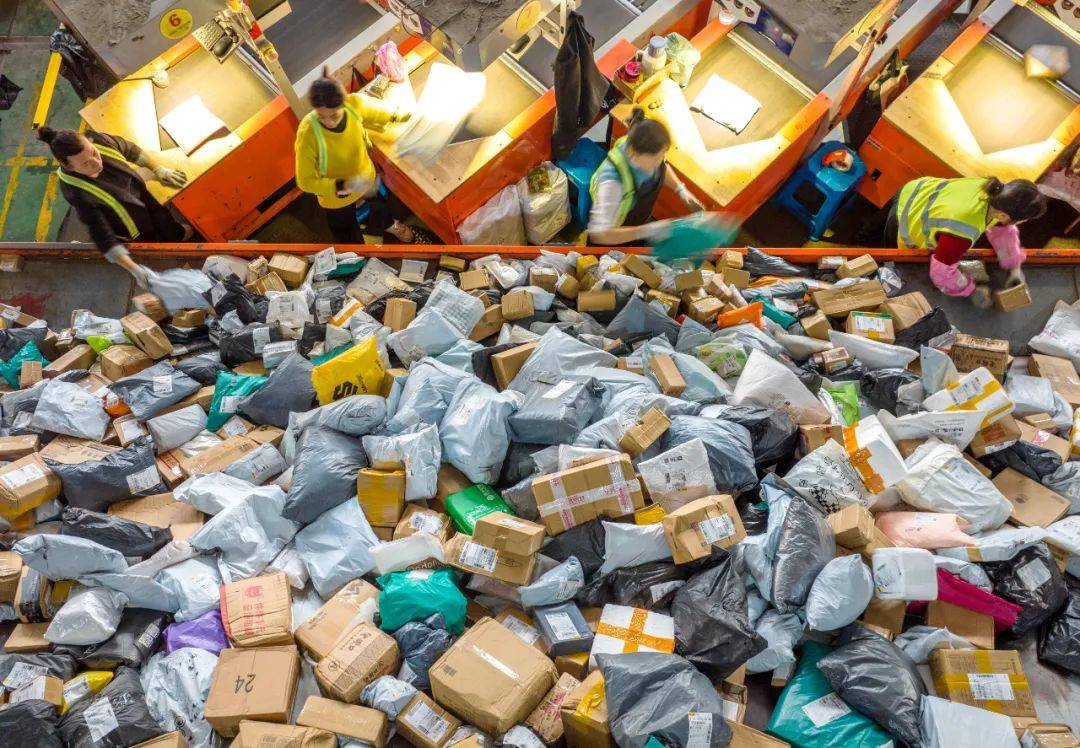 前11月我国快递业务量超1800亿件，现存相关企业超131.5万家