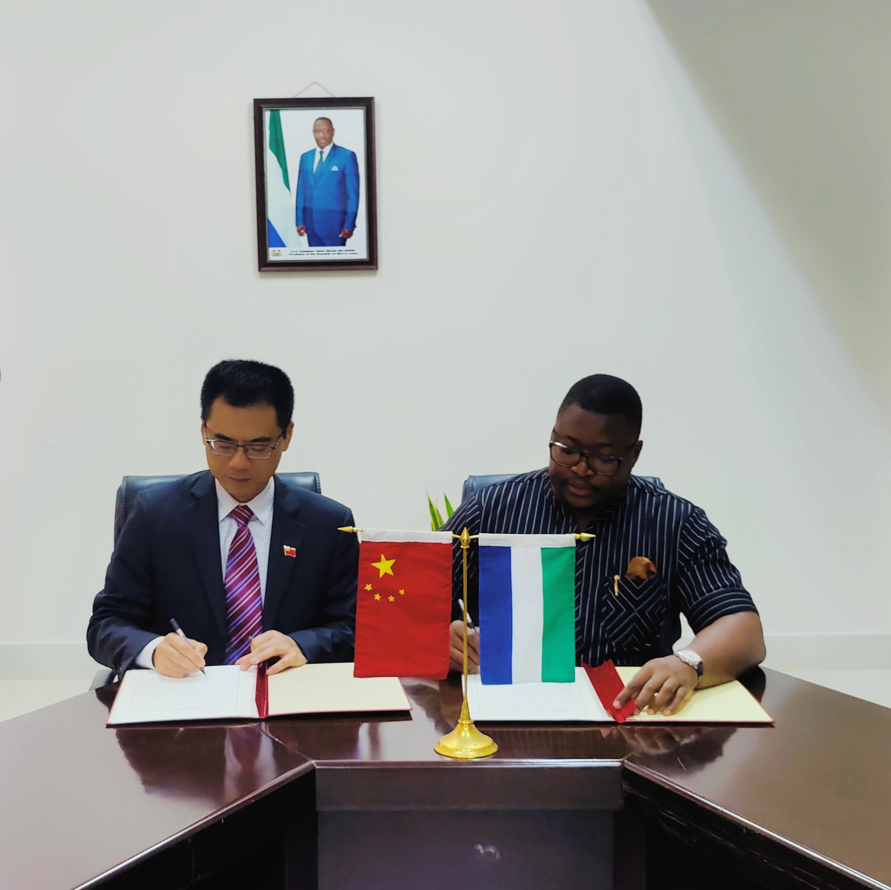 中国和利比里亚签署发展合作协定