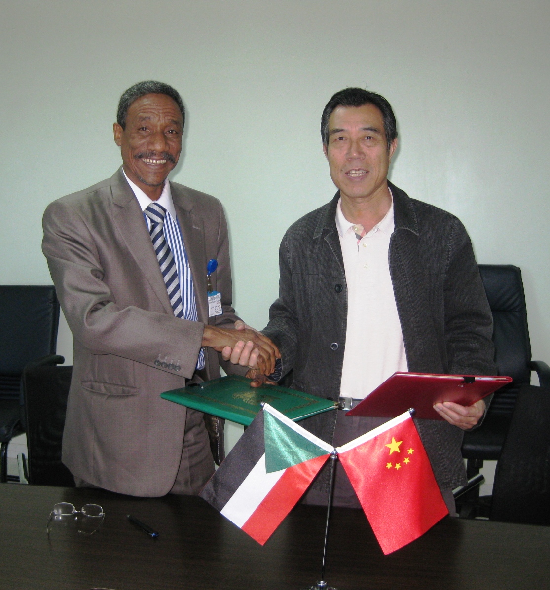 中国和利比里亚签署发展合作协定