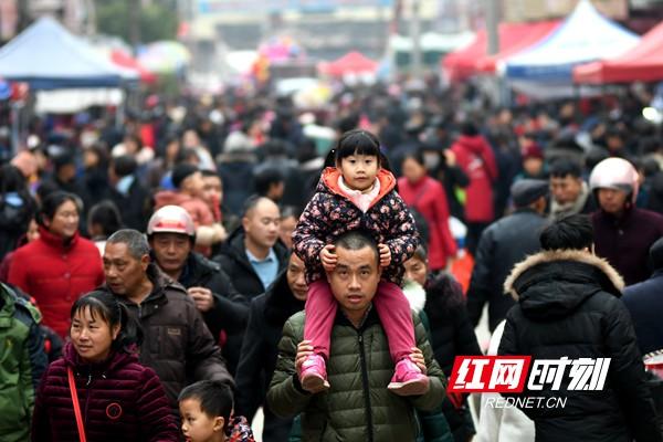 年货“双向奔赴”：快递网络如何托起流动的中国年味