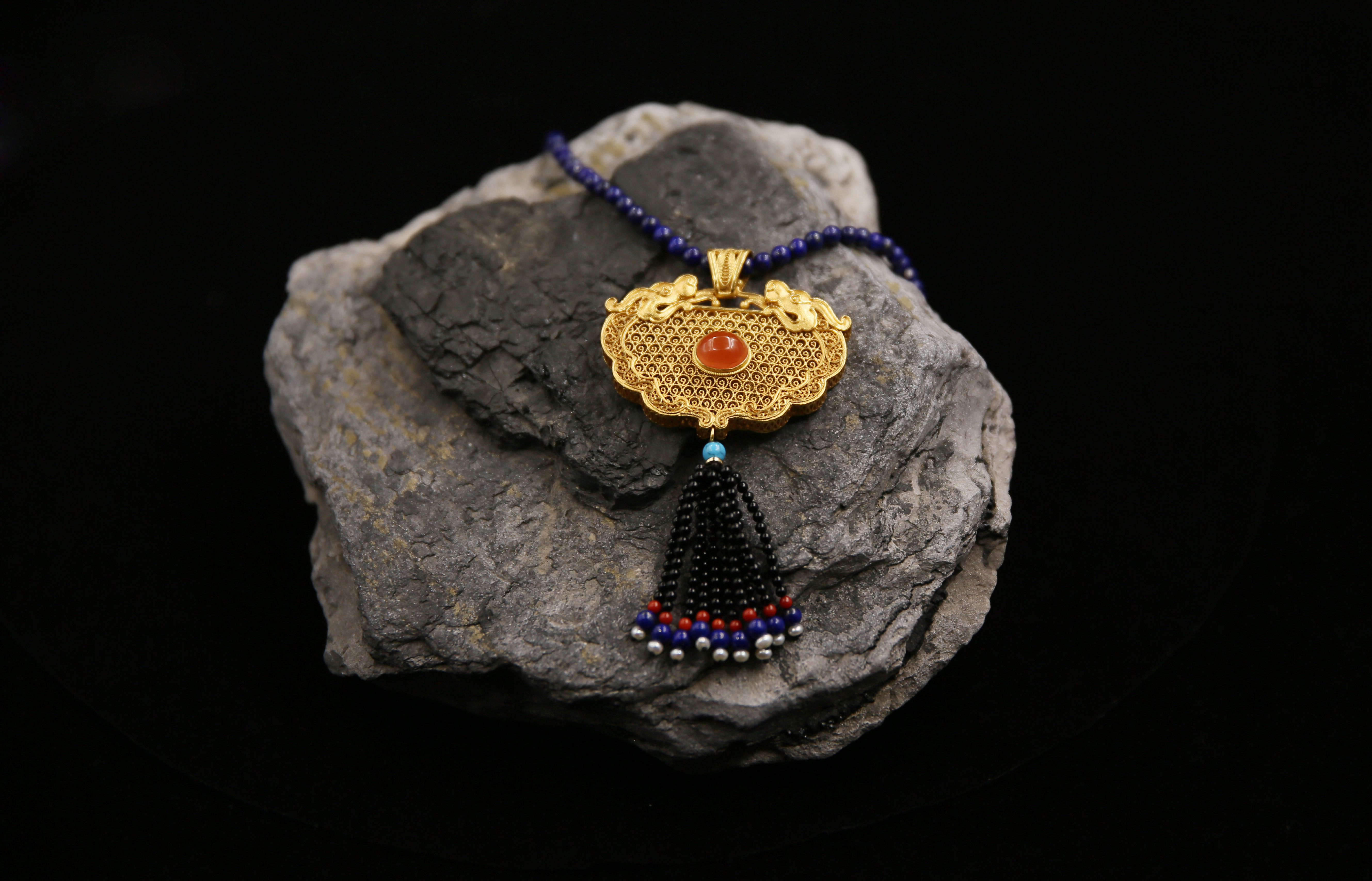 萃华珠宝：深耕非遗花丝镶嵌等传统技法