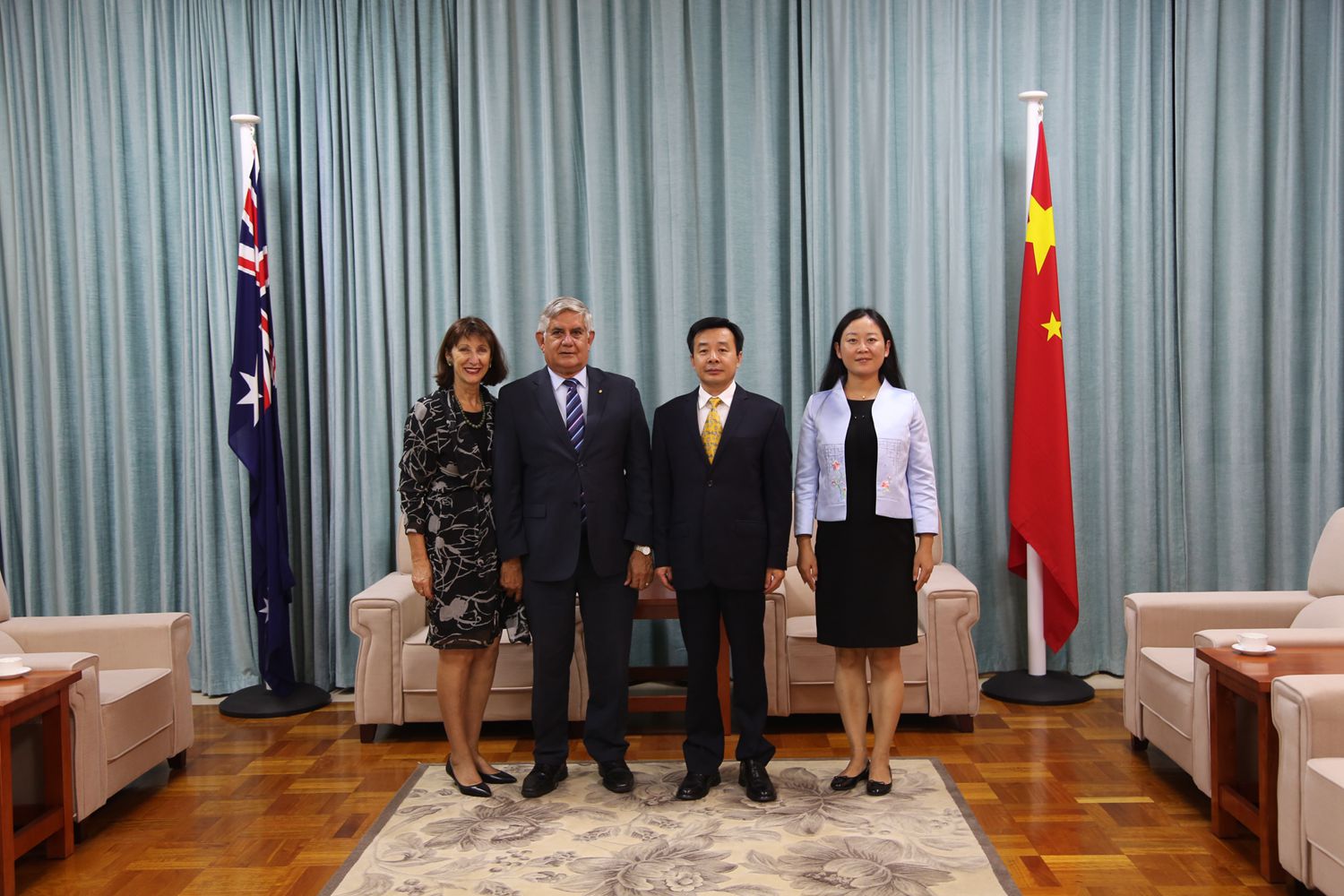 陈世杰总领事会见陶波市长富内尔