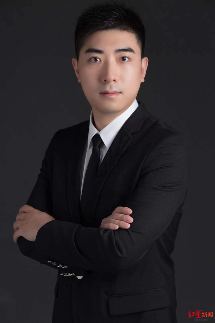 方正富邦基金李朝昱带你看全球首个人形机器人格斗赛：左右勾拳、侧踢、膝踢... 透露了哪些信号？