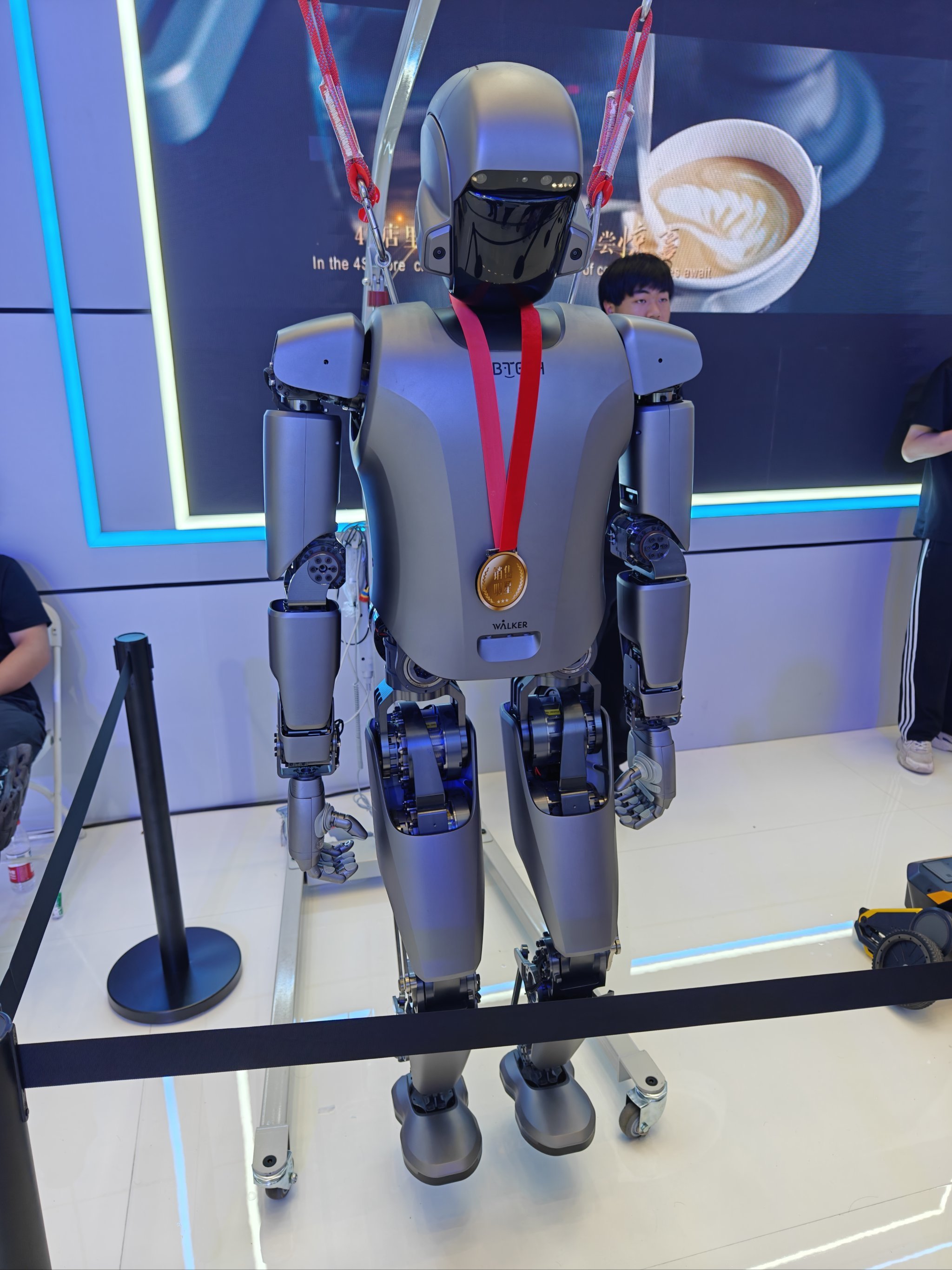 智瞰AI丨擎朗李通：让机器人走出实验室，奔赴烟火日常