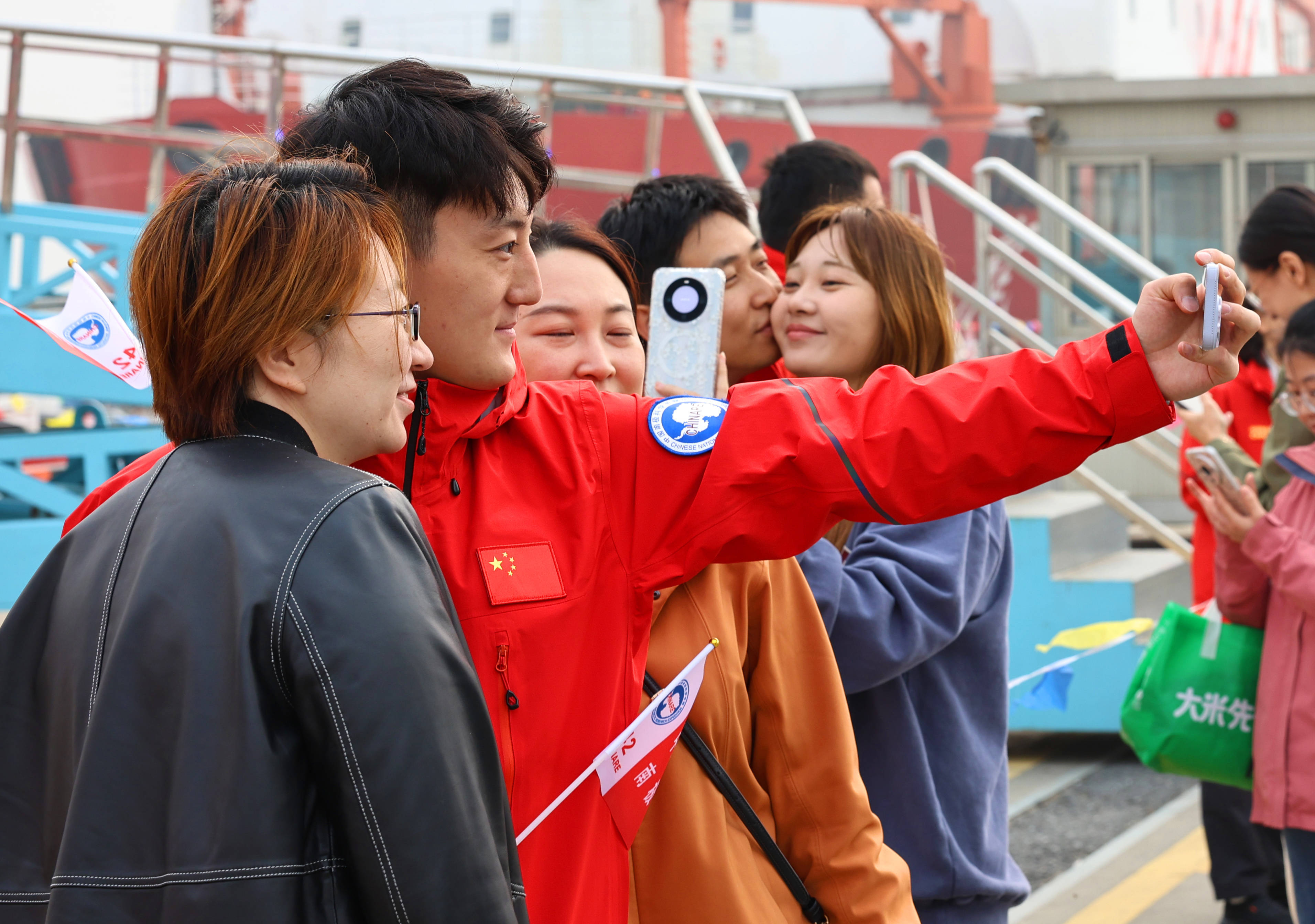 第42次南极考察丨“雪龙2”号携6国科学家前往普里兹湾科考