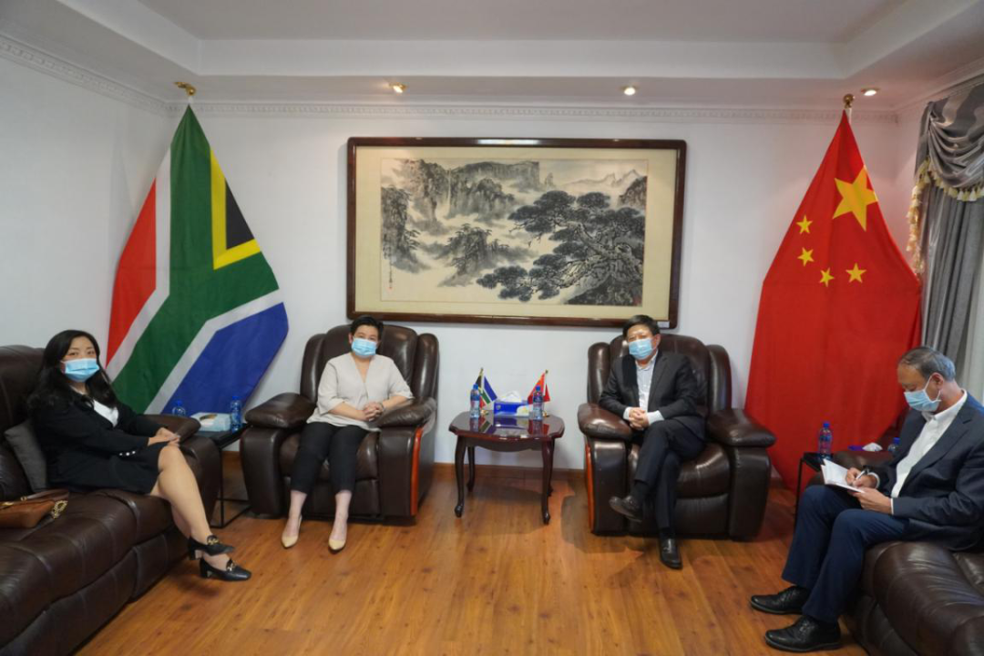 唐中东大使分别会见毛努瓦迪布省省长、大区议会主席和国家工矿公司总经理