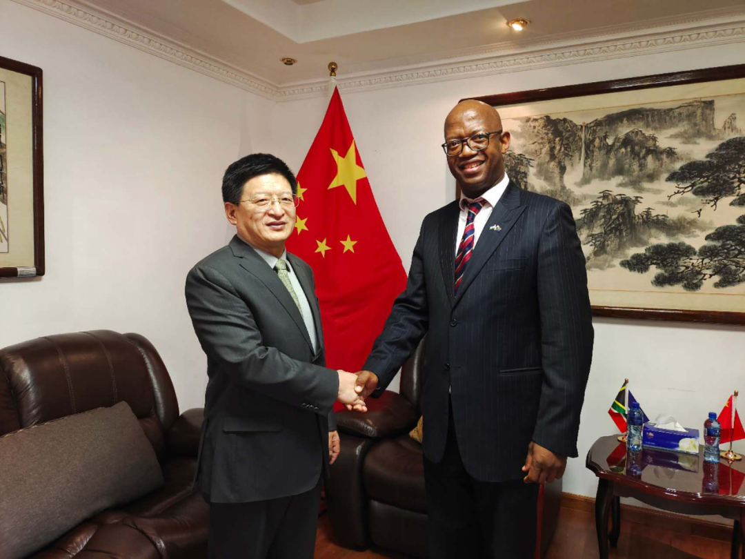 唐中东大使分别会见毛努瓦迪布省省长、大区议会主席和国家工矿公司总经理