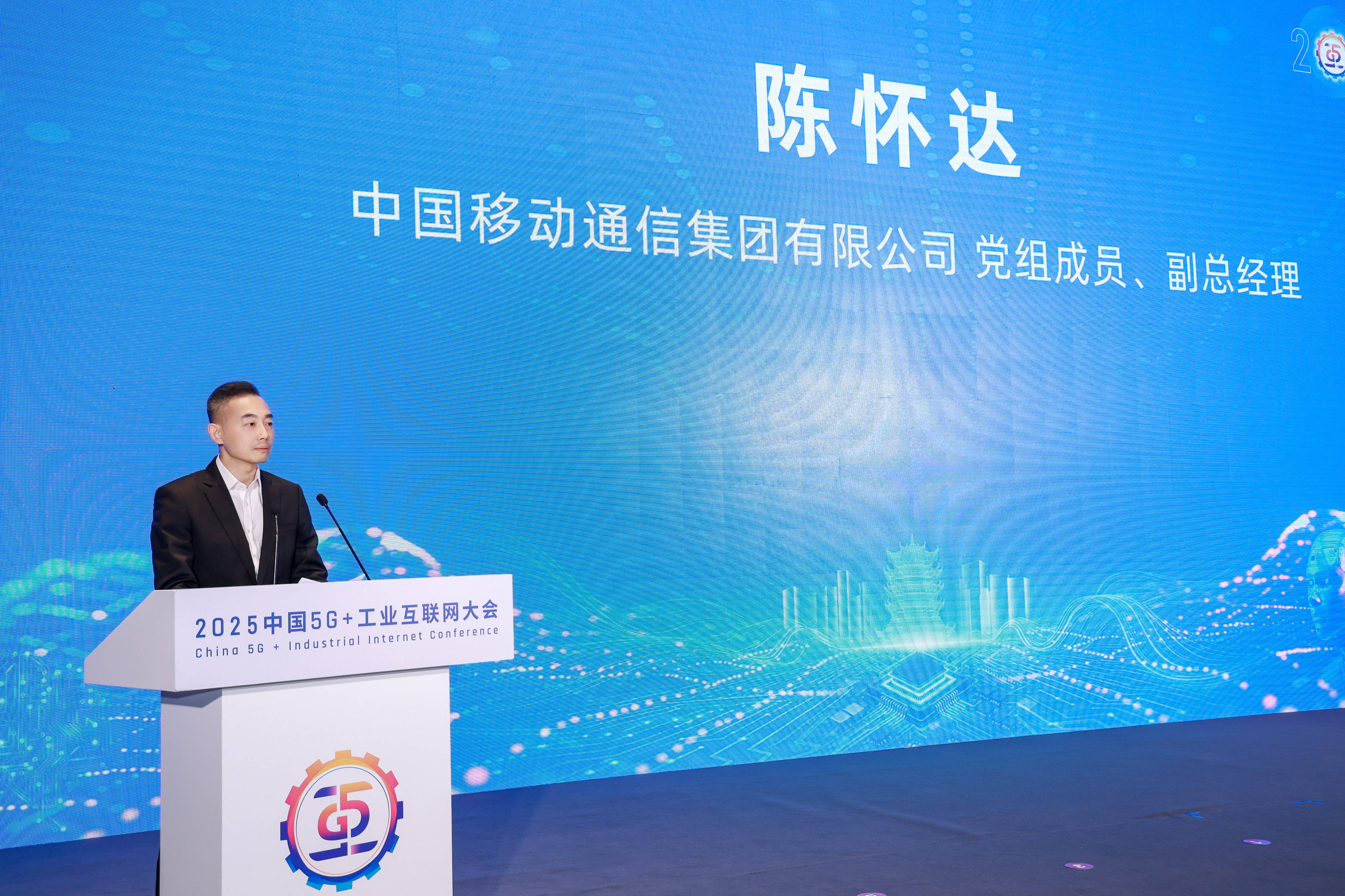 中国移动：2025年净利下滑，通信服务收入萎缩，加码算力尚存挑战